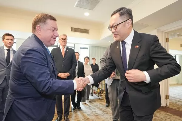 ▲▼外交部政務次長陳明祺(右)歡迎奧地利友台協會主席艾蒙(Werner Amon,左)。(圖/外交部提供)