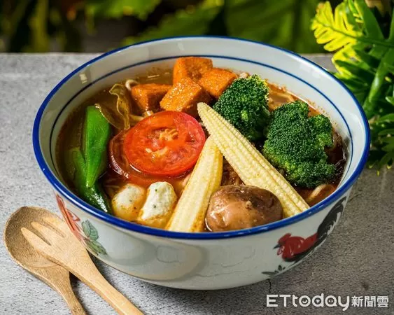 ▲南洋蔬食料理「熱浪小島」泰泰冬蔭麵、清檸鮮香麵。(圖/熱浪小島提供)