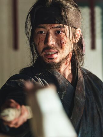 ▲▼《暴君》孔吉裸上身「肚子驚現一道長疤」 為救母切掉70%肝:是真的疤。(圖/翻攝自Netflix、李周安IG)