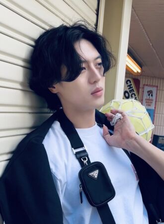 ▲▼《暴君》孔吉裸上身「肚子驚現一道長疤」 為救母切掉70%肝:是真的疤。(圖/翻攝自Netflix、李周安IG)