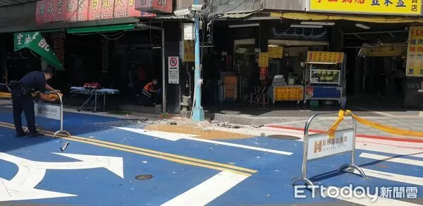 ▲▼北市民宅外牆掉落,一名男子遭砸傷送醫救治。(圖/記者邱中岳翻攝)