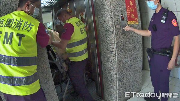 ▲警消破門而入,成功將昏迷的施男送醫救回一命。(圖/記者沈繼昌翻攝)