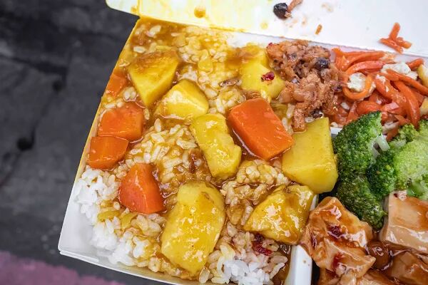 ▲▼龍門客棧便當。(圖/部落客美熊很愛吃授權提供)