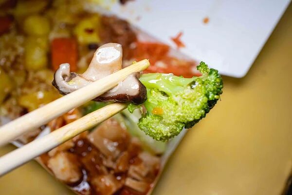 ▲▼龍門客棧便當。(圖/部落客美熊很愛吃授權提供)