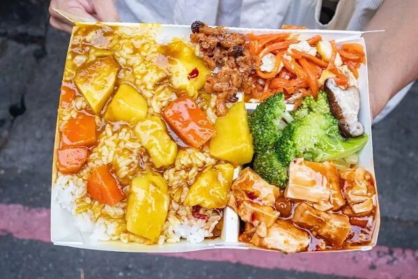 ▲▼龍門客棧便當。(圖/部落客美熊很愛吃授權提供)