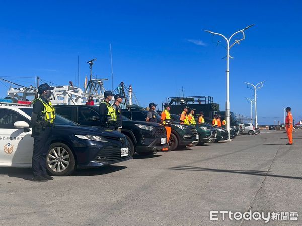 ▲海巡秋節國慶岸海聯合掃蕩 北臺5縣市同步維安。(圖/記者郭世賢翻攝)