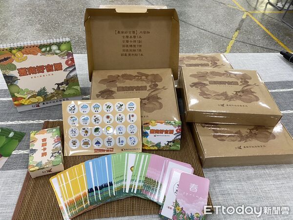 ▲台南市教育局長鄭新輝與永康國小學童共享秋季營養午餐,體驗在地節氣飲食。(記者林東良翻攝,下同)