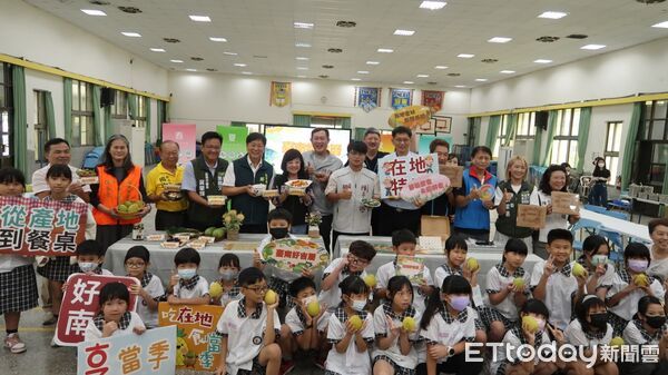 ▲台南市教育局長鄭新輝與永康國小學童共享秋季營養午餐,體驗在地節氣飲食。(記者林東良翻攝,下同)