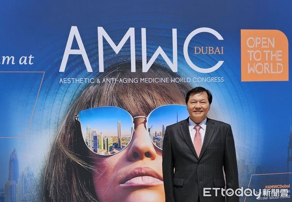 ▲王正坤醫師出席杜拜AMWC醫學美容大會,強調注射除皺安全與風險控管。(記者林東良翻攝,下同)