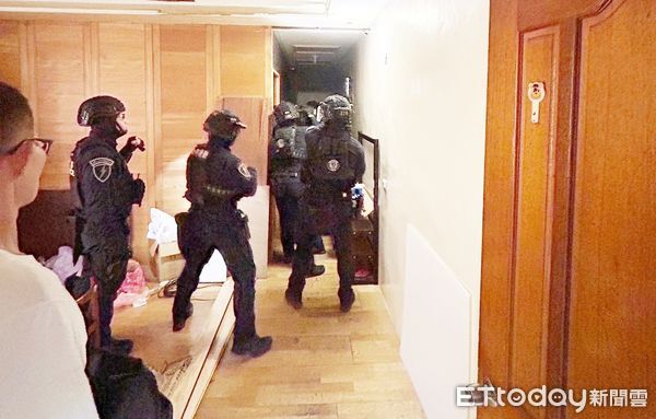 ▲桃園市中壢警方9月25日跨區至新竹市竹科附近查緝槍砲彈藥犯嫌,警方專案小組於同日上午在新竹市高峰路民宅執行搜索。(資料照/記者沈繼昌翻攝)