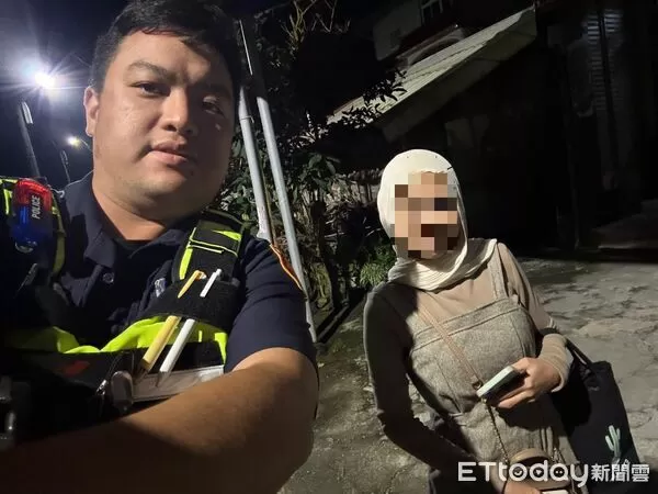 ▲里港警分局員警送外籍移工返家。(圖/記者陳崑福翻攝)