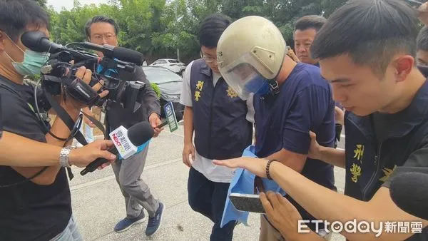 ▲苗栗市邱姓男子隨機砍人案,警方今上午押解返家清查證物,中午移送到分局時不發一語。(圖/記者楊永盛翻攝)