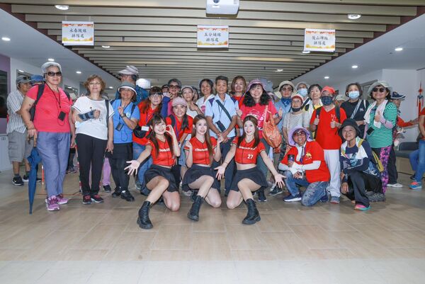 ▲味全龍啦啦啦隊小龍女馬妹、琪琪與星岑出席公益活動。(圖/紅心字會提供)