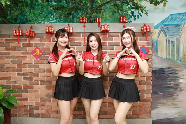 ▲味全龍啦啦啦隊小龍女馬妹、琪琪與星岑出席公益活動。(圖/紅心字會提供)