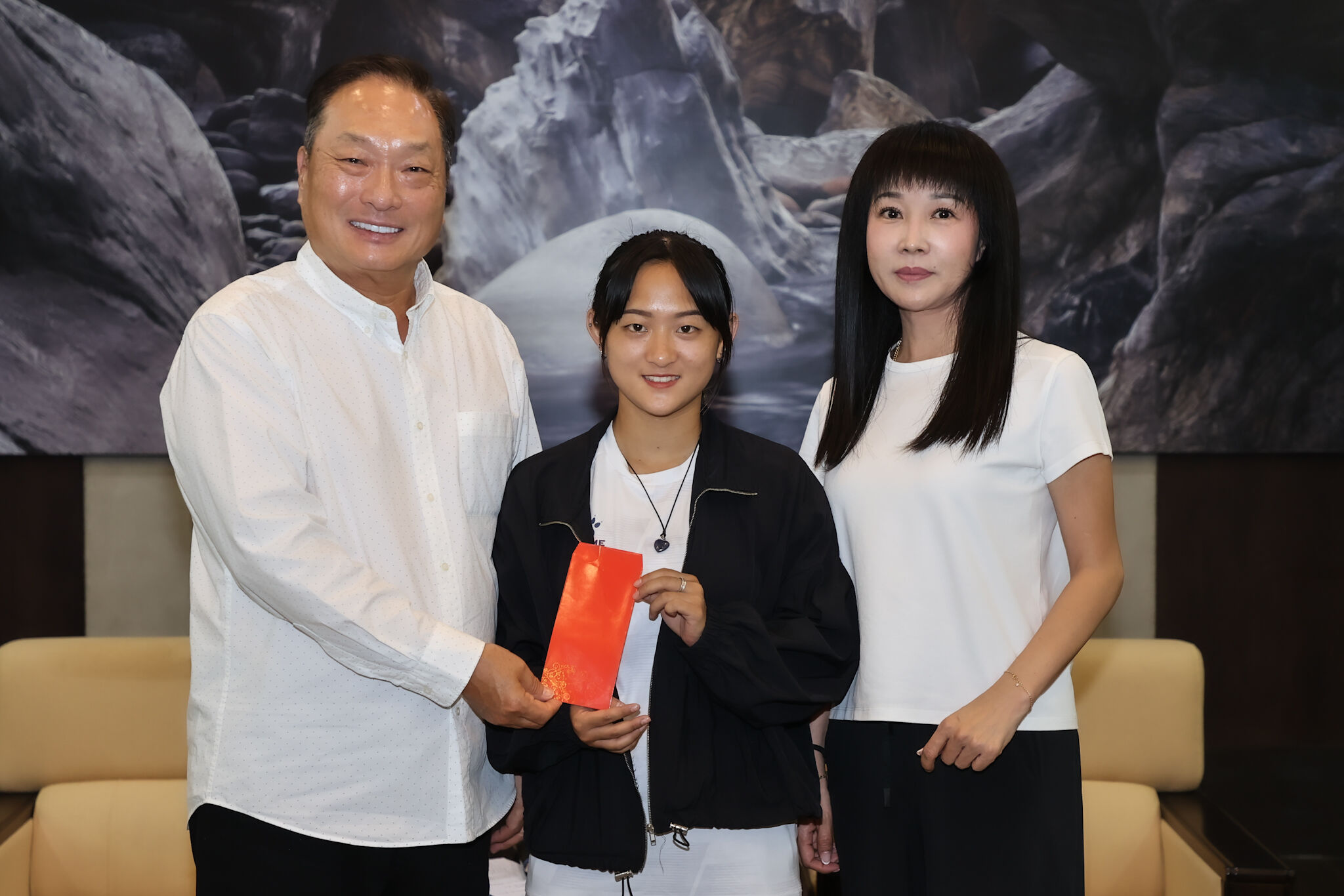 ▲▼ 總裁接見滑輪國手劉巧兮,王令麟     。(圖/記者徐文彬攝)