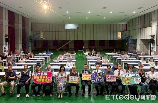 ▲台南地檢署舉辦中秋關懷活動,致贈慰問金與生活物資給受保護管束人,檢察長鍾和憲致詞。(圖/記者林東良翻攝,下同)