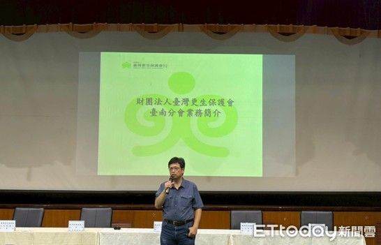 ▲台南地檢署舉辦中秋關懷活動,致贈慰問金與生活物資給受保護管束人,檢察長鍾和憲致詞。(圖/記者林東良翻攝,下同)