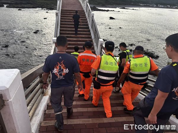 ▲尋獲失聯民眾,海巡警消合力救援送醫。(圖/記者楊晨東翻攝)