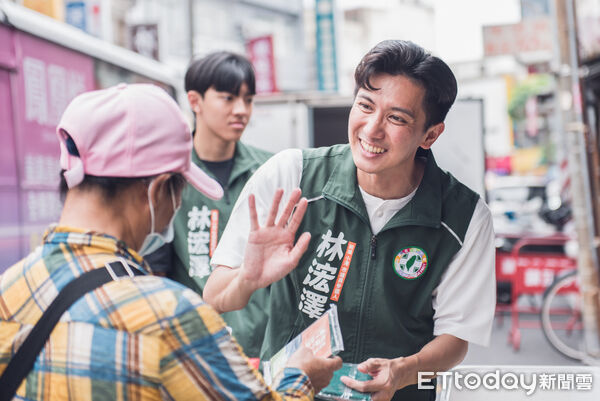▼林浤澤已為競逐議員初選,在市場、路口拜票增加曝光度。(圖/林浤澤提供)