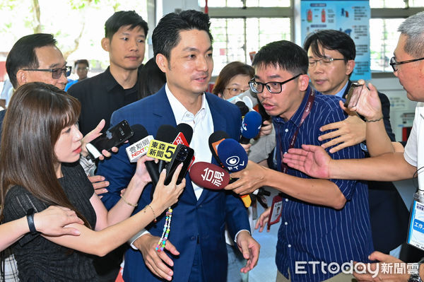 ▲▼ 蔣萬安出席北市智慧電動車技術教學中心揭牌暨捐贈儀式,蔣抵達現場時南港高工校長蕭為康竟然出手推擠欲對市長提問的記者。(圖/記者李毓康攝)