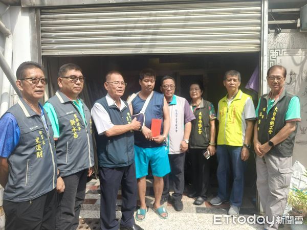 ▲台南市勞工局與工會代表前往勞工家庭致贈慰問金,協助職災勞工度過難關。(記者林東良翻攝,下同)