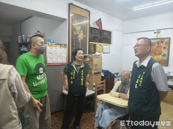 ▲台南市勞工局與工會代表前往勞工家庭致贈慰問金,協助職災勞工度過難關。(記者林東良翻攝,下同)