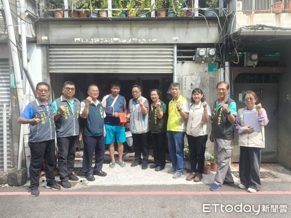 ▲台南市勞工局與工會代表前往勞工家庭致贈慰問金,協助職災勞工度過難關。(記者林東良翻攝,下同)