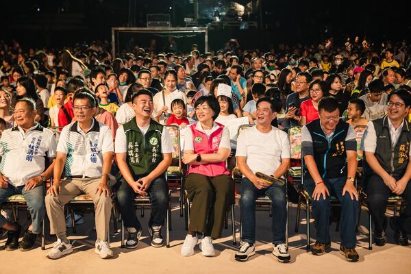 ▲▼正國會立委吳琪銘之子吳昇翰(第一排左三)。(圖/翻攝自Facebook/吳琪銘)