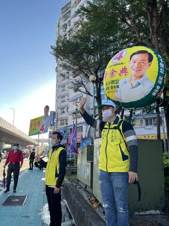 ▲▼蘇系議員李余典兒子李余穎偉(右)。(圖/翻攝自Facebook/新北市議員 李余典)