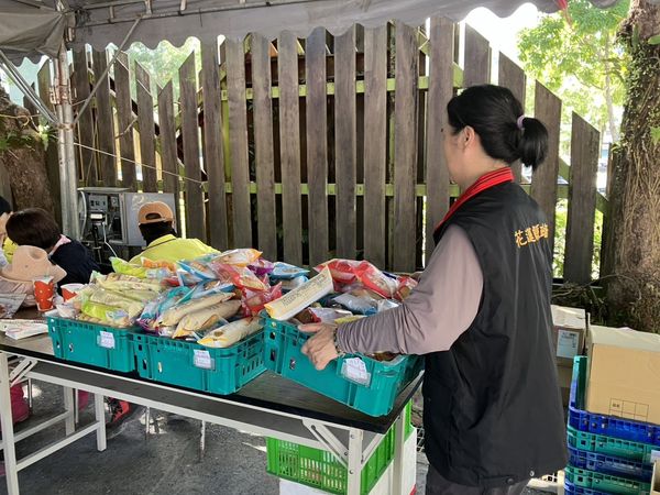 ▲志工湧入災區,花蓮縣府中秋連假每日準備1萬5,000份早餐。(圖/翻攝自花蓮縣政府)