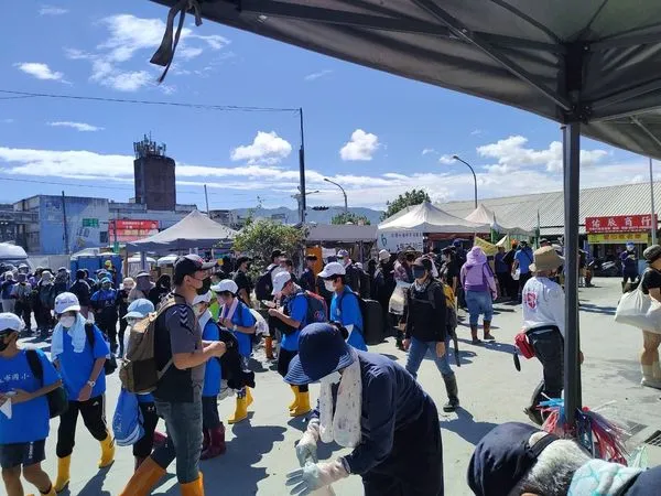 ▲志工湧入災區,花蓮縣府中秋連假每日準備1萬5,000份早餐。(圖/翻攝自花蓮縣政府)