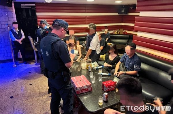 ▲中壢警中秋連假雷霆行動擴大臨檢KTV。(圖/中壢警分局提供)