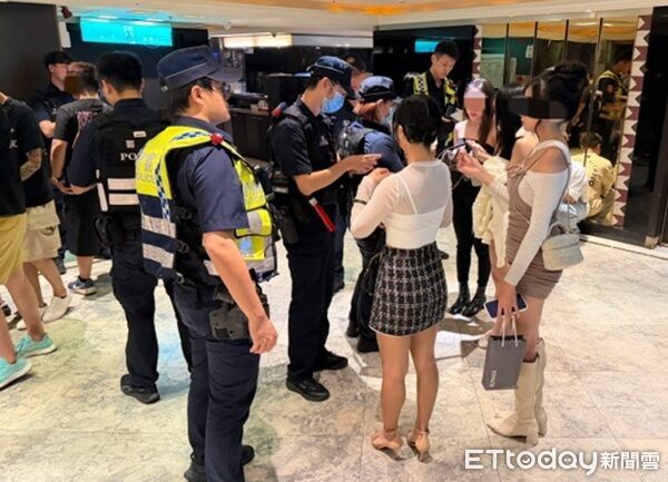 ▲▼連假期間KTV人潮不斷,驚見大片裸背妹。(圖/中壢警分局提供)