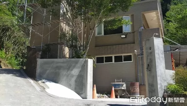 ▲2名工人搭乘貨梯時突然墜落,2人受到輕傷送醫。(圖/記者陸運陞翻攝)