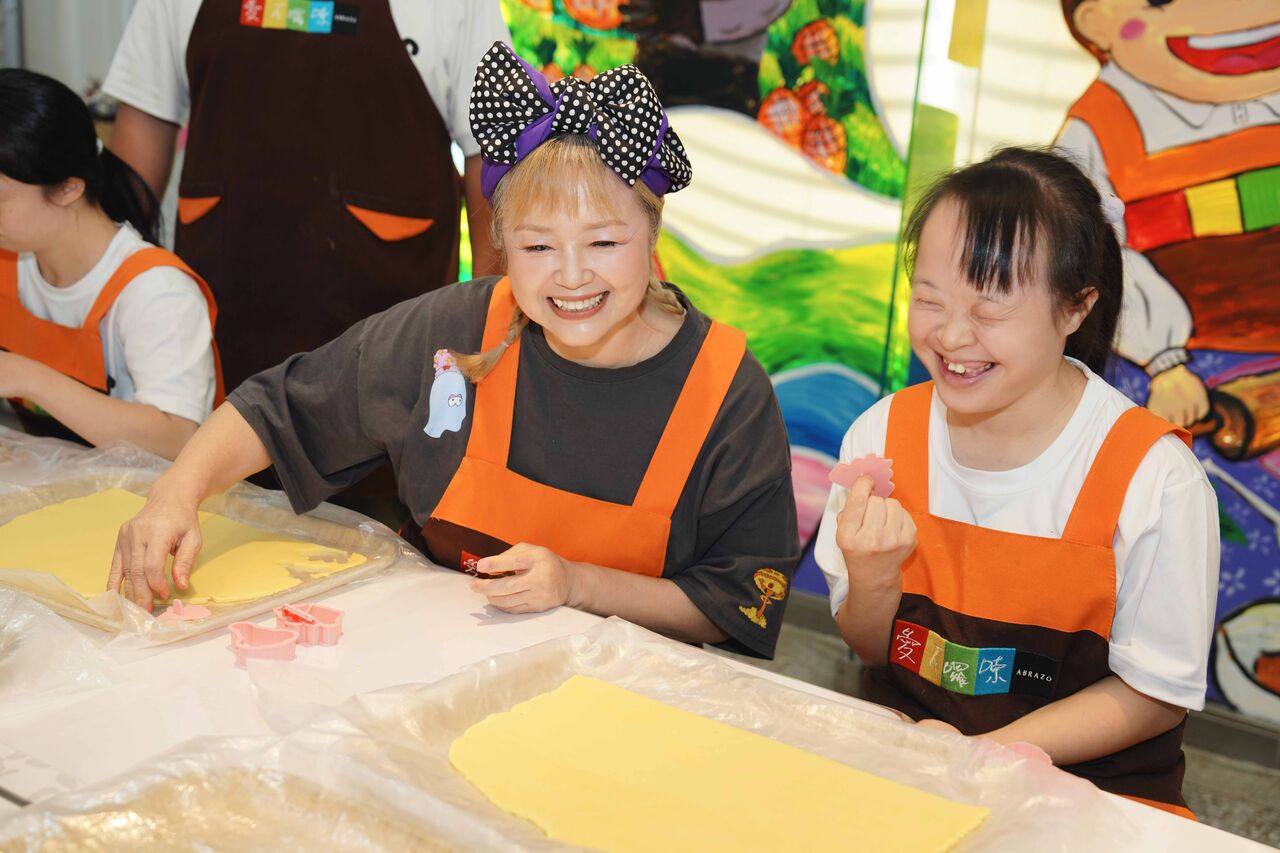 ▲▼金智娟、米非攜手唐寶寶公益手作。(圖/滾石提供)