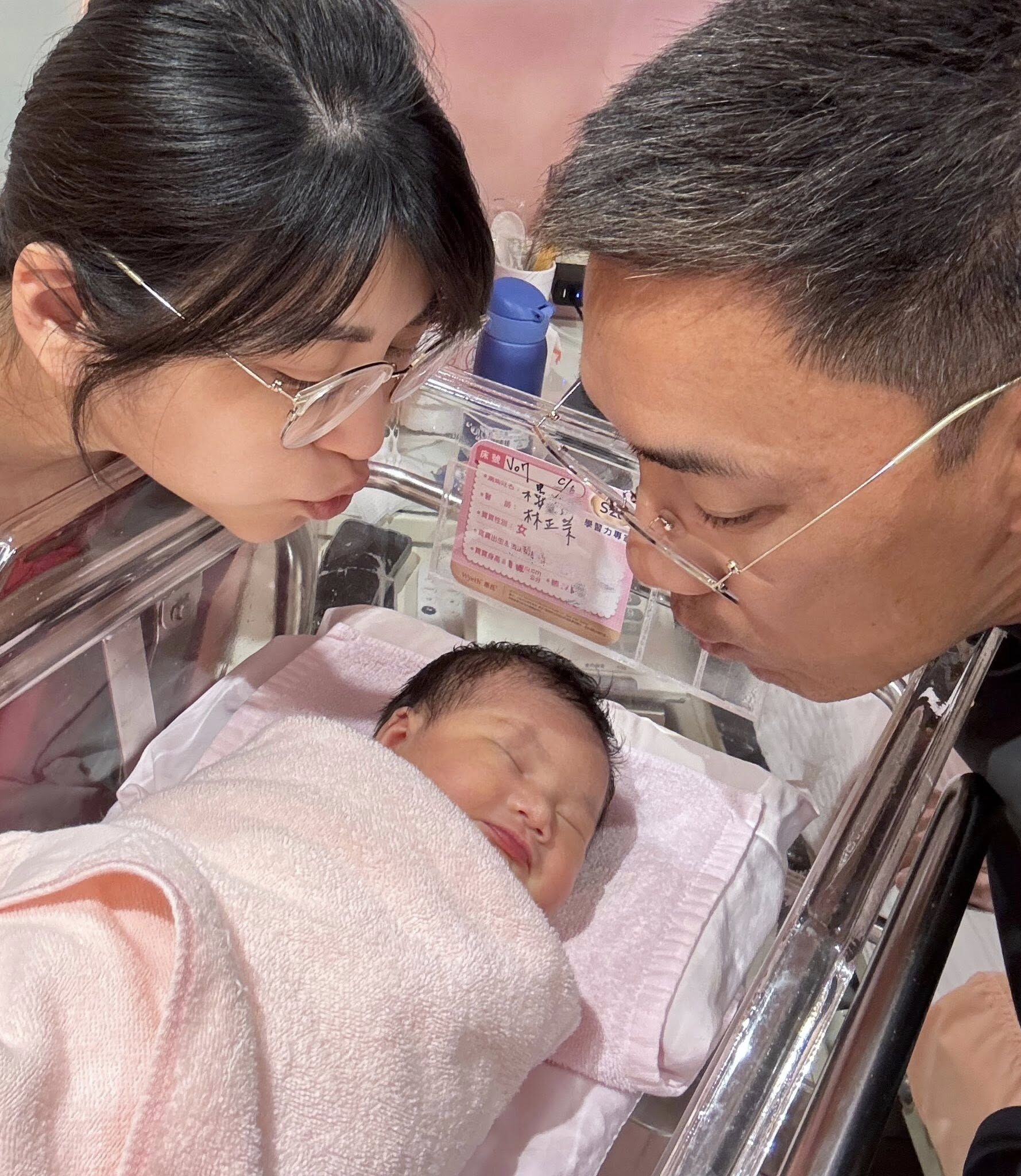 ▲▼樓心潼提前2天產女!二寶激似長女:隔兩年的雙胞胎。(圖/翻攝自Facebook/樓心潼 樓樓)