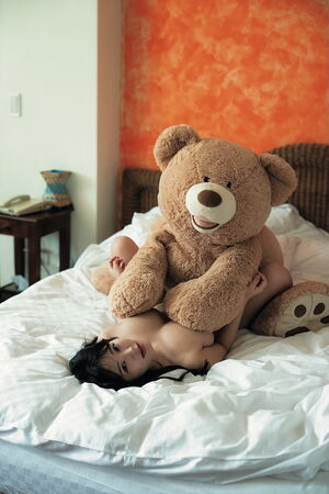 ▲▼ 東洋I級乳神遭壓胸!震撼畫面外流 寫真集18禁羞喊:期待吧?。(圖/Onederfour萬德佛提供)