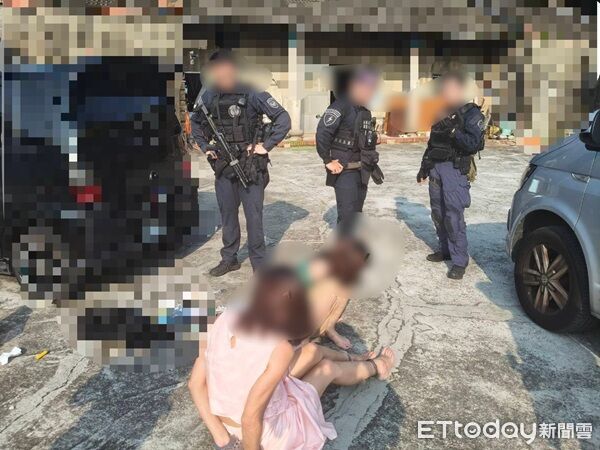 ▲▼查獲王男等 5人並查扣海洛因、安非他命及依托咪酯等各類毒品逾930 公克。(圖/中壢警分局提供)