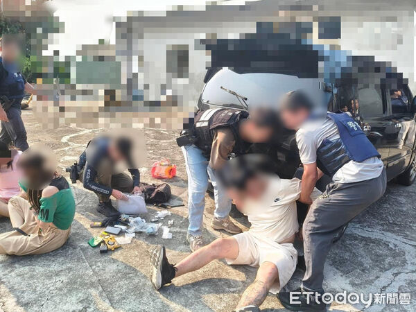 ▲▼查獲王男等 5人並查扣海洛因、安非他命及依托咪酯等各類毒品逾930 公克。(圖/中壢警分局提供)