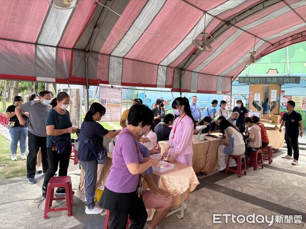 ▲台南市消防局第一大隊舉辦「熱血救人、防火有你」捐血暨防火防災宣導活動,現場民眾熱情參與。(記者林東良翻攝,下同)