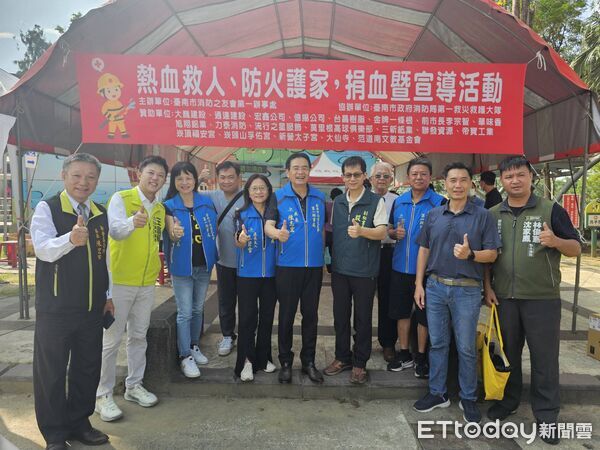 ▲台南市消防局第一大隊舉辦「熱血救人、防火有你」捐血暨防火防災宣導活動,現場民眾熱情參與。(記者林東良翻攝,下同)