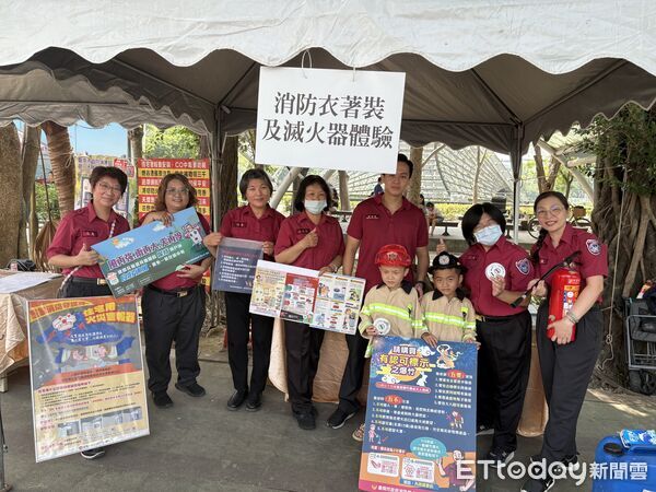 ▲台南市消防局第一大隊舉辦「熱血救人、防火有你」捐血暨防火防災宣導活動,現場民眾熱情參與。(記者林東良翻攝,下同)