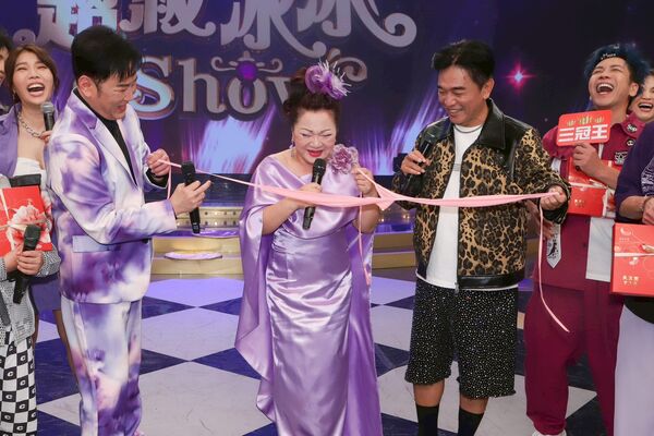 ▲吳宗憲(右起)獻上比基尼,讓白冰冰開心得要命。(圖/民視提供)