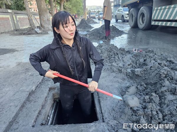籃籃也來了!素顏衝花蓮當鏟子超人 鑽水溝挖淤泥挖到剩一顆頭(圖/記者陳宏瑞攝)