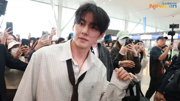 ▲▼Jennie、Kai、V罕見同時現身機場!齊出發飛往法國 現場互動曝光。(圖/翻攝自Newsen Youtube)