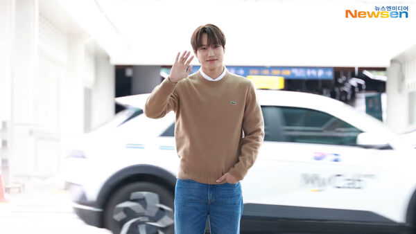 ▲▼Jennie、Kai、V罕見同時現身機場!齊出發飛往法國 現場互動曝光。(圖/翻攝自Newsen Youtube)