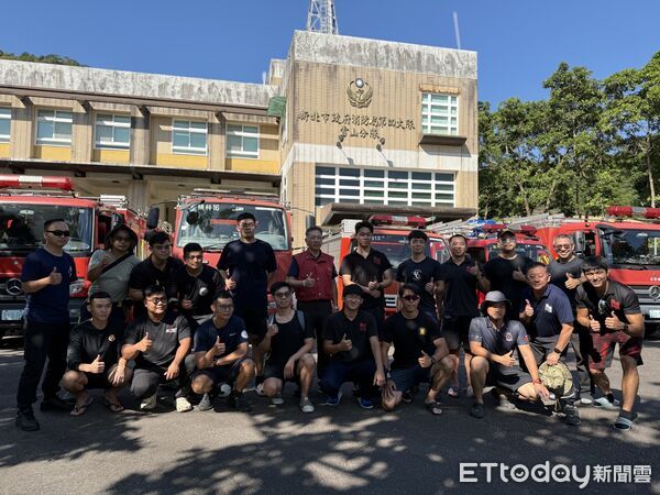 ▲▼ 新北消防出動8水箱車+18人力馳援花災區助復原重建 。(圖/新北市政府提供)