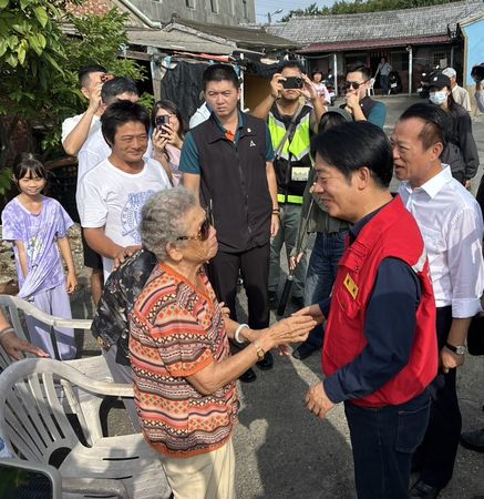 ▲▼總統賴清德今(5)日在內政部長劉世芳、嘉義縣長翁章梁等人的陪同下,關心嘉義縣東石鄉之丹娜絲風災災民,並視察受損民宅復原進度。(圖/內政部提供)