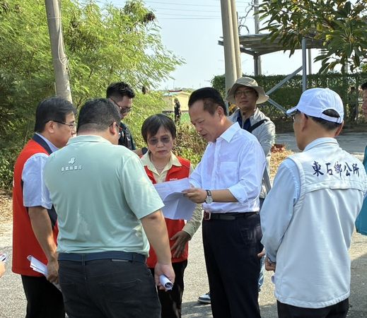 ▲▼總統賴清德今(5)日在內政部長劉世芳、嘉義縣長翁章梁等人的陪同下,關心嘉義縣東石鄉之丹娜絲風災災民,並視察受損民宅復原進度。(圖/內政部提供)