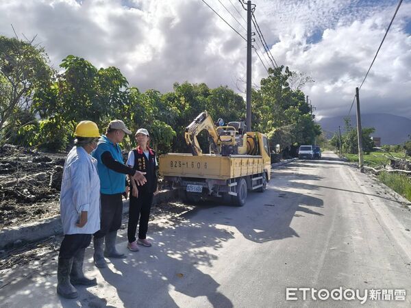 ▲▼光復鄉北富村部分農田因圾掩埋場垃圾堆積於農田,花蓮縣政府協同公所持續清理。(圖/花蓮縣政府提供,下同)